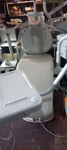 Cadeira odontológica Gnatus com braço acoplado