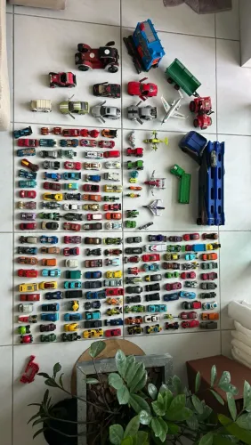 150 carrinhos HotWheels + 2 caminhões