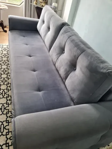 Sofá robusto em suede, em excelente estado de conservação?