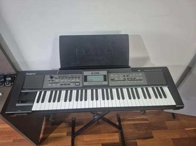 Teclado Roland E09