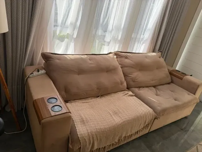 Sofá 4 lugares semi novo 1.00 x 2.30 em excelente estado