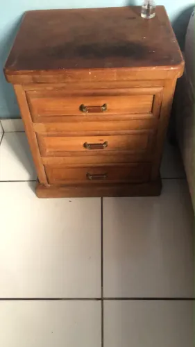 Vendo 2 criados mudos é uma mesa com duas cadeiras