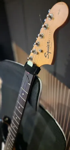 Guitarra Squier affinit modificada