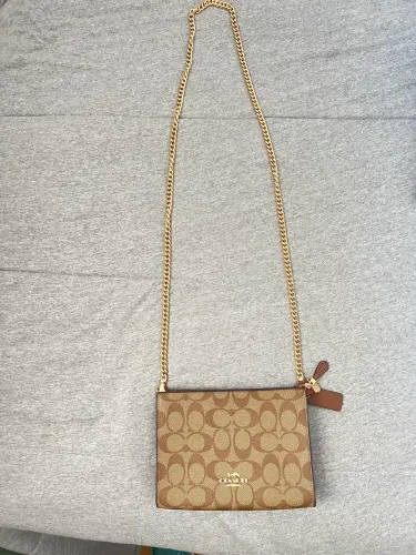 Bolsa coach signature bege alça corrente dourada 
