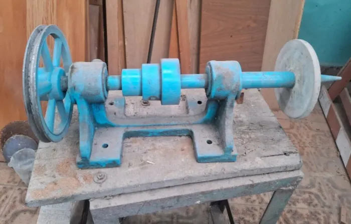 Mancal com eixo de 67 cm, polia e pedra de esmeril, para acoplar motor