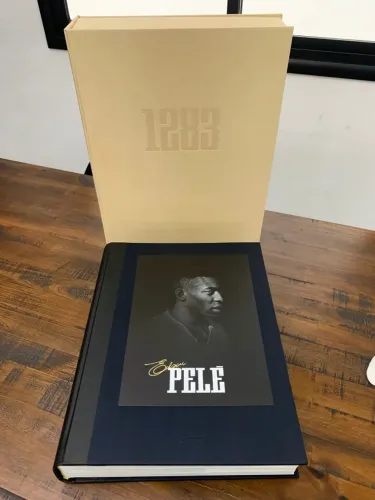 Pelé Autografado - Livro 1283 Nº 497 | Apenas 1.283 Exemplares no Mundo