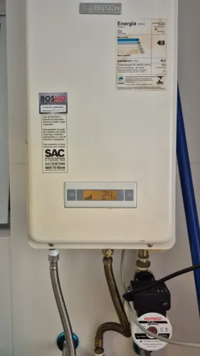 Kit Aquecedor gás Bosch GWH 300 DE, Bomba Press de Agua KOMECO TP 40 G4, 2 Chuveiros Ducol