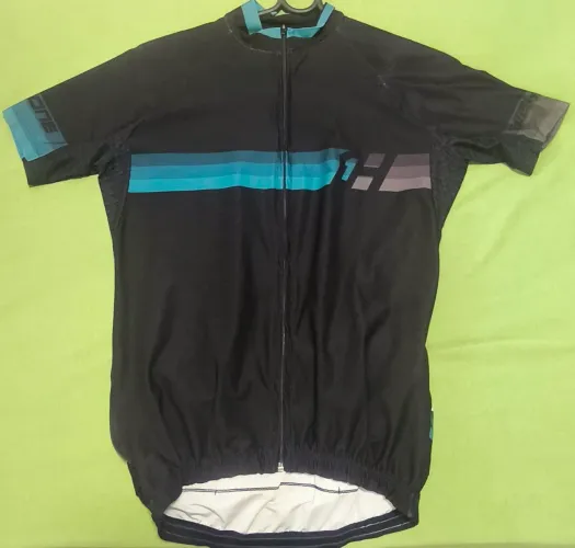 Camisas de ciclismo em bom estado.