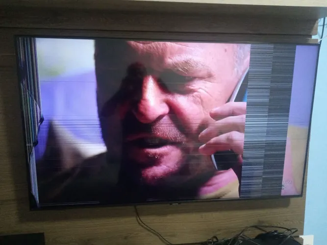 Vendo tv 50 polegadas 650reais está funcionando porém com defeito na tela