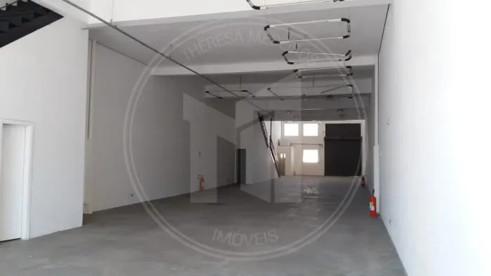 Armazém Comercial e Industrial para Locação com 800m² de Área Construída e Doca em Tamboré