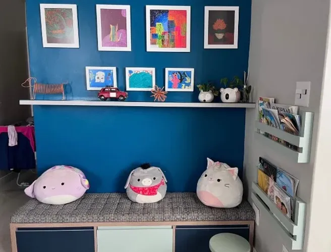 Puff com 3 gavetões + estofado + prateleira com vidro+2 suportes para livros