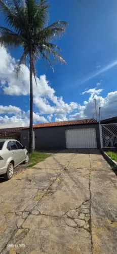 Vende se uma Ótima Casa com 4 quartos; Garag. para 4 carros, Próx. Est-Metrô.