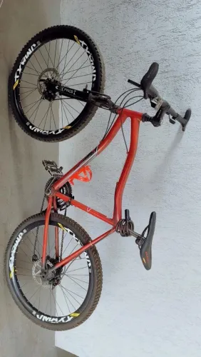 Bicicleta Aro 26 VMAXX DH + Freio a Disco + 21 Marchas + Acessórios