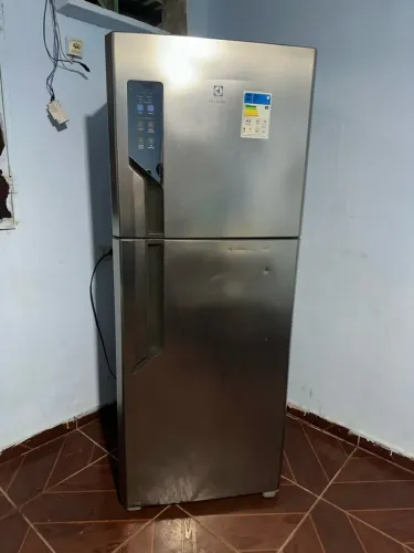 Vendesse geladeira Eletrolux funcionando perfeitamente faço entrega