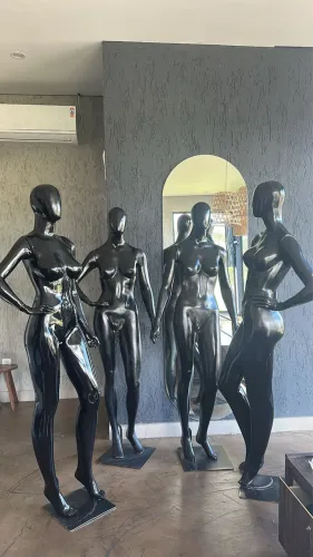 Manequim à venda 100.00 cada 