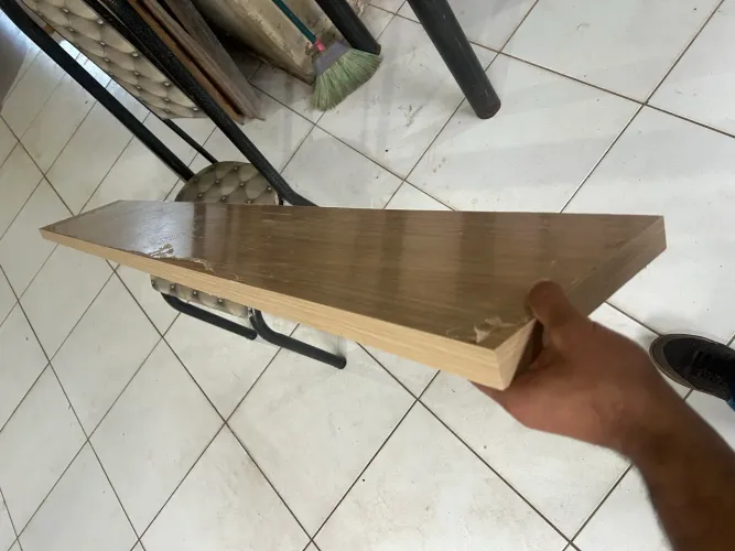 Prateleira com suporte invisível 
