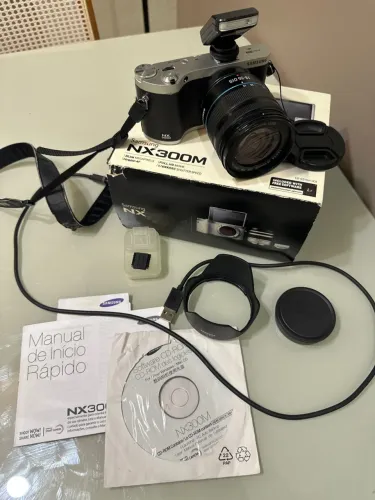 Samsung NX300M 20,3MP APS-C + Lente 18-55mm OIS + Flash + Kit Completo