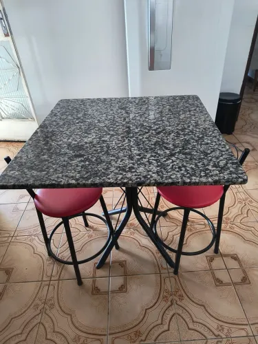 Mesa cozinha com 4 banquetinhas
