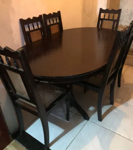 vendo mesa de madeira com 6 cadeiras 