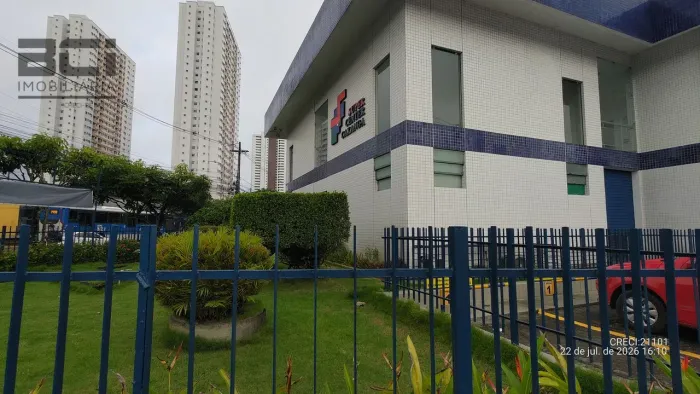 VENDE-SE Center comercial com 36 lojas 36 vagas de garagens.