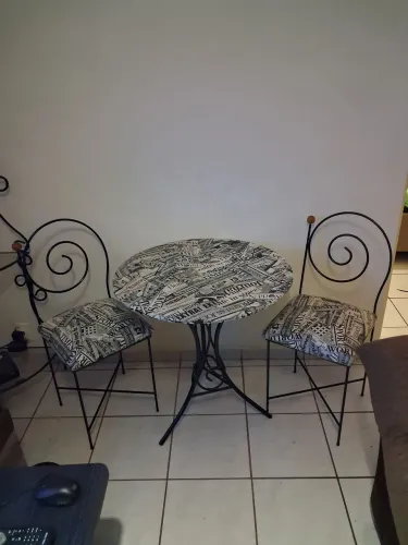 Mesa de ferro artesanal 70cm de diametro, 2 cadeiras de ferro artesanal, novinha, sem uso