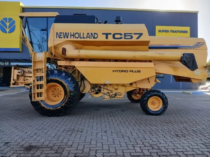 Colheitadeira New Holland TC57