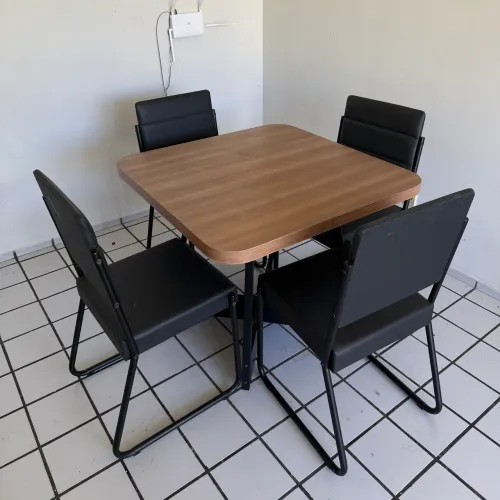 Mesa de jantar com cadeiras