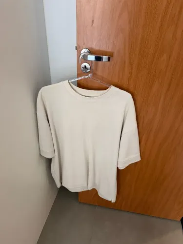Camiseta Zara tamanho M ? off white, moderna e estruturada