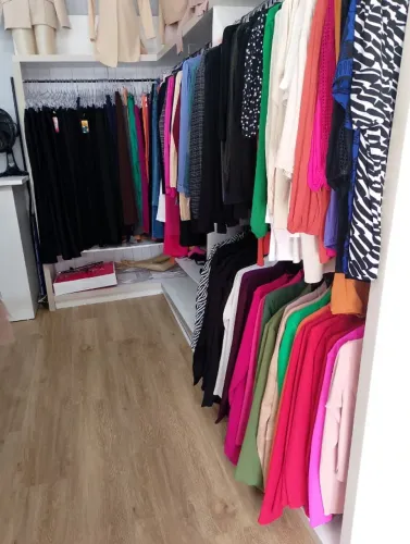 Estoque de 1400 peças de boutique novas, ótimas peças com preços incríveis.