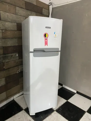 Vendo geladeira continental frost free 127 volts original e funcionando 