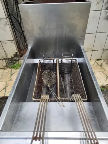 Fritadeira Vulcan 30L de dois cestos, à gás.