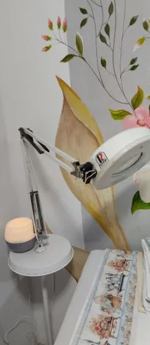 Lupa de procedimentos com pé e led Grande