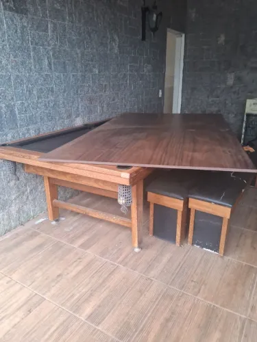 Mesa de sinuca/ jantar, em ótimo estado. Dois bancos longos,  sendo um deles pota tacos.