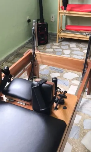 REFORMER PILATES ARKTUS CLASSIC EM MADEIRA - SEMINOVO