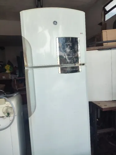 Geladeira GE Ingênuos, com defeito