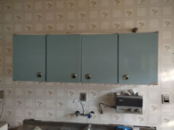 Antigo armário aéreo de cozinha