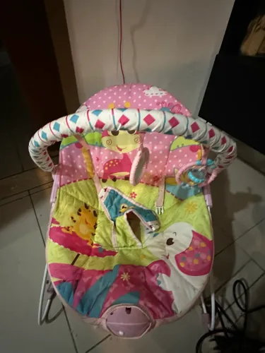 Cadeirinha de descanso para bebê com vibração e barra de brinquedos
