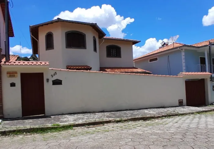 Casa Ampla 324m² 3 Quartos 5 Vagas São Lourenço MG
