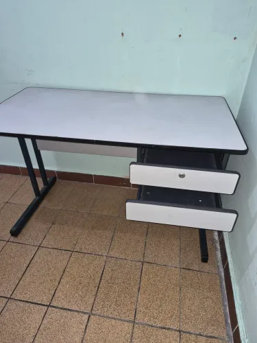 Mesa escritório reforçada. Ótimo estado