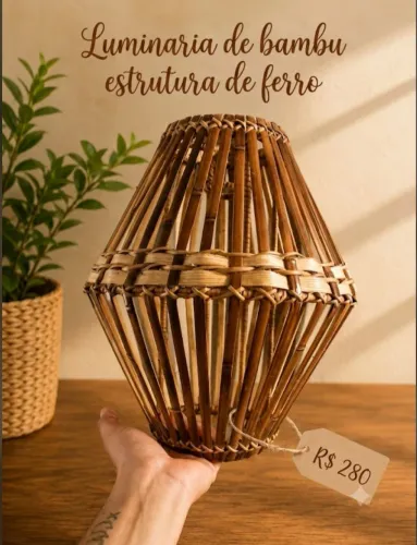 Luminária De bambu e cipó em estrutura de ferro