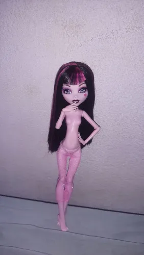 Boneca Monster High Draculaura básica W1L1 acompanha meia calça rosa