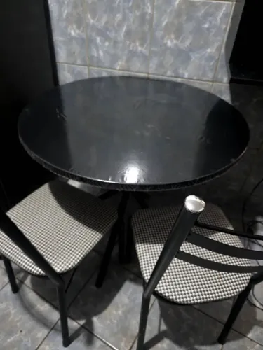 Mesa de jantar redonda com 4 cadeiras