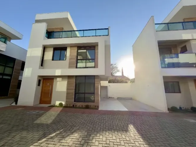 Casa triplex privativa em condomínio fechado no Bom Retiro