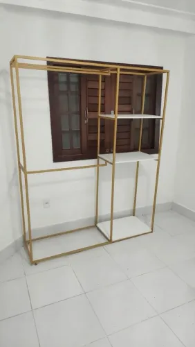 Estante dourada , perfeita para lojas e também uso como guarda roupa ( 4 disponíveis)