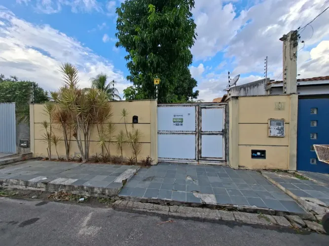 Casa próxima da Avenida Getúlio Vargas 3 quartos, sendo 1 suíte