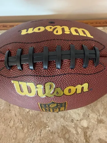 BOLA DE FUTEBOL AMERICANO AUTOGRAFADA POR TOM BRADY   $ 950
