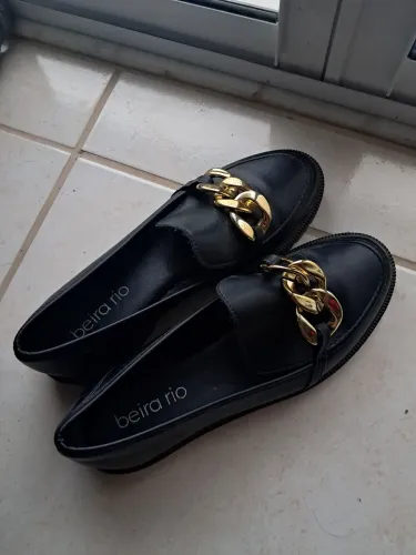 Sapato Beira Rio com corrente dourada