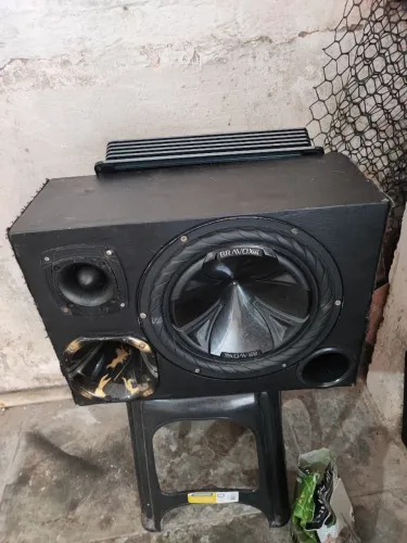 Vendo caixa trio com módulo de 1.500 RMS tudo funcionando perfeitamente só venda
