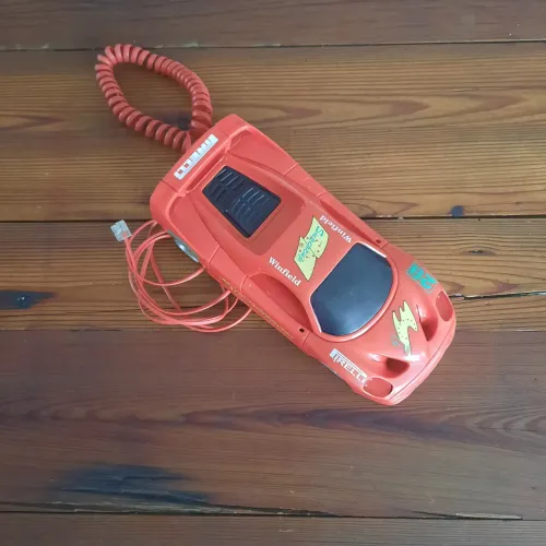 Telefone em formato de carro 