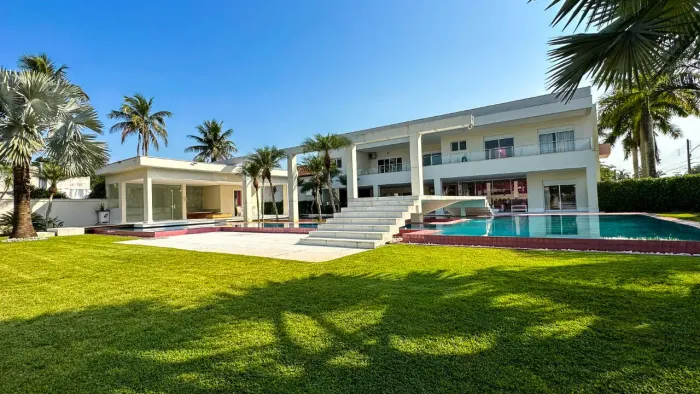 Mansão à venda no condomínio Jardim Acapulco na praia de Guarujá.